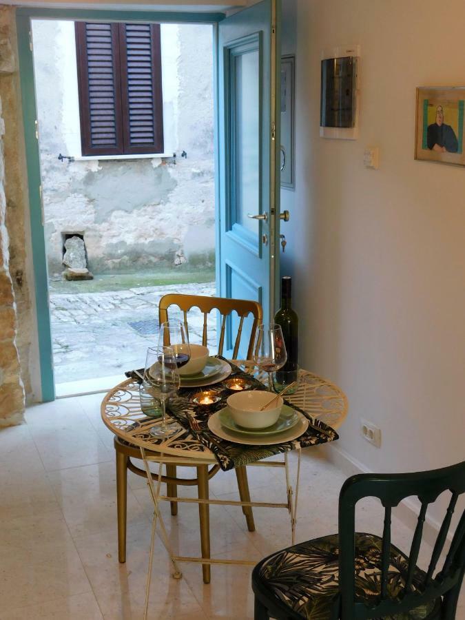 Bezauberndes Steinhaus Mit Garten In Der Altstadt Von Rovinj Bagian luar foto
